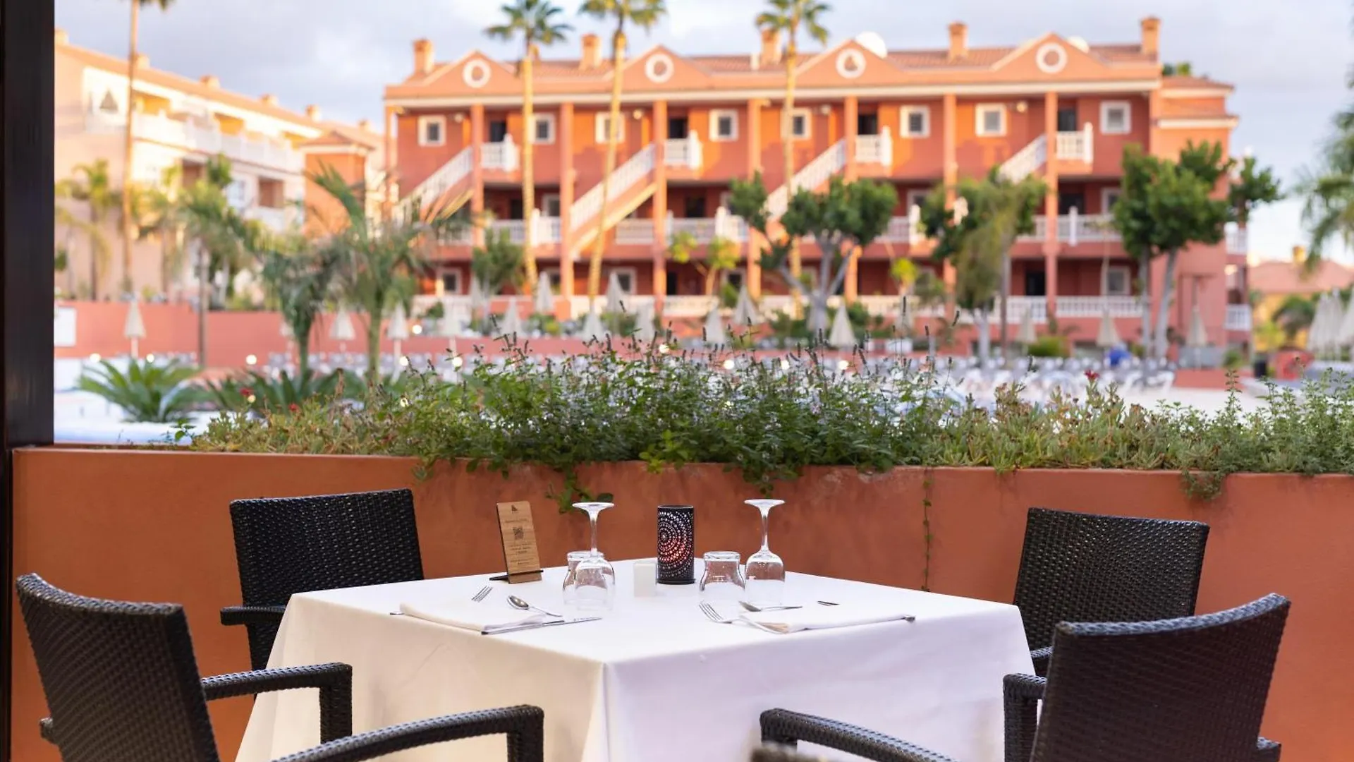 Hotel El Duque 아데제 아파트호텔